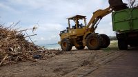 PEMBERSIHAN sampah kiriman yang dilakukan oleh DLHK Badung. Foto: ist PEMBERSIHAN sampah kiriman yang dilakukan oleh DLHK Badung. Foto: ist