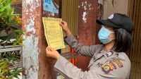 POLWAN Polres Klungkung memasang brosur larangan menjual kembang api di toko-toko yang ada di Kota Klungkung. Foto: ist POLWAN Polres Klungkung memasang brosur larangan menjual kembang api di toko-toko yang ada di Kota Klungkung. Foto: ist