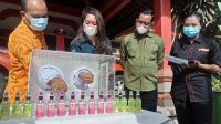 KALAKSA BPBD Bali, Made Rentin; didampingi Ketua Yayasan Enesis Indonesia, Elkana Lewerissa, saat mempraktekkan keampuhan Soffell spray ke backet nyamuk. Foto: alt KALAKSA BPBD Bali, Made Rentin; didampingi Ketua Yayasan Enesis Indonesia, Elkana Lewerissa, saat mempraktekkan keampuhan Soffell spray ke backet nyamuk. Foto: alt