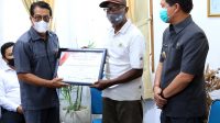 DIREKTUR Utama PT Jamkrida Bali Mandara, I Ketut Widiana Karya, menyerahkan CSR kepada Ketua Kelompok Petani Garam Sarining Segara Kusamba, Mangku Rena, di ruang rapat kantor Bupati Klungkung, Senin (21/12/2020). Foto: ist DIREKTUR Utama PT Jamkrida Bali Mandara, I Ketut Widiana Karya, menyerahkan CSR kepada Ketua Kelompok Petani Garam Sarining Segara Kusamba, Mangku Rena, di ruang rapat kantor Bupati Klungkung, Senin (21/12/2020). Foto: ist