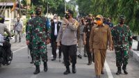 SEKDA NTB (kanan) didampingi Kapolda NTB, Irjen Muhammad Ikbal, menghadiri apel pendistribusian bansos akhir tahun 2020 di Lapangan Polda NTB, Senin (28/12/2020). Foto: ist SEKDA NTB (kanan) didampingi Kapolda NTB, Irjen Muhammad Ikbal, menghadiri apel pendistribusian bansos akhir tahun 2020 di Lapangan Polda NTB, Senin (28/12/2020). Foto: ist
