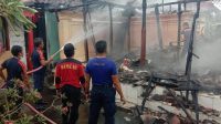 PETUGAS Damkar Gianyar saat memadamkan api yang membakar bangunan bale dangin milik warga di Banjar Pande Sidan. Foto: adi PETUGAS Damkar Gianyar saat memadamkan api yang membakar bangunan bale dangin milik warga di Banjar Pande Sidan. Foto: adi