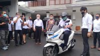IGN Ardita saat menggunakan kendaraan listrik yang akan diterapkan di kawasan Nusa Dua. Foto: gay IGN Ardita saat menggunakan kendaraan listrik yang akan diterapkan di kawasan Nusa Dua. Foto: gay