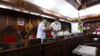 KETUA DPRD Klungkung, AA Gde Anom, memimpin sidang paripurna terkait Ranperda tentang Perusda Air Minum Panca Mahottama, Senin (28/12/2020). Foto: ist KETUA DPRD Klungkung, AA Gde Anom, memimpin sidang paripurna terkait Ranperda tentang Perusda Air Minum Panca Mahottama, Senin (28/12/2020). Foto: ist