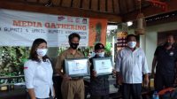 KPU Karangasem menyerahkan santunan secara simbolis kepada perwakilan keluarga dua anggota PPS yang meninggal saat melaksanakan tugas. Foto: nad KPU Karangasem menyerahkan santunan secara simbolis kepada perwakilan keluarga dua anggota PPS yang meninggal saat melaksanakan tugas. Foto: nad