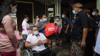 BUPATI Gianyar, Made Mahayastra; didampingi Ketua K3S Gianyar, Surya Adnyani Mahayastra, memberi bantuan kursi roda. Foto: adi BUPATI Gianyar, Made Mahayastra; didampingi Ketua K3S Gianyar, Surya Adnyani Mahayastra, memberi bantuan kursi roda. Foto: adi