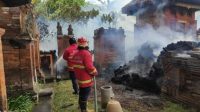 PETUGAS BPBD Kota Denpasar saat melakukan pemadaman kebakaran di Pura Dalem Tohjaya, Lumintang, Denpasar, Kamis (10/12/2020). Foto: ist PETUGAS BPBD Kota Denpasar saat melakukan pemadaman kebakaran di Pura Dalem Tohjaya, Lumintang, Denpasar, Kamis (10/12/2020). Foto: ist
