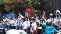 Kerumunan siswa saat pulang sekolah