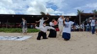 KARYA koreografi pada acara peringatan 21 tahun “Art and Peace” Made Wianta pada Kamis (10/12/2020) di Pantai Sanur, Denpasar. Foto: rap KARYA koreografi pada acara peringatan 21 tahun “Art and Peace” Made Wianta pada Kamis (10/12/2020) di Pantai Sanur, Denpasar. Foto: rap