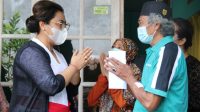 BUPATI Tabanan, Ni Putu Eka Wiryastuti, menyambangi sesepuh Pencak Silat Pagar Nusa Kabupaten Tabanan, Kusmono, dikediaman Jalan Kakatua No. 50-B Tabanan, Kamis (17/12/2020). Foto: ist BUPATI Tabanan, Ni Putu Eka Wiryastuti, menyambangi sesepuh Pencak Silat Pagar Nusa Kabupaten Tabanan, Kusmono, dikediaman Jalan Kakatua No. 50-B Tabanan, Kamis (17/12/2020). Foto: ist