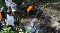BUPATI Suwirta meninjau lokasi mata air di Desa Manduang, Minggu (13/12/2020). Foto: ist BUPATI Suwirta meninjau lokasi mata air di Desa Manduang, Minggu (13/12/2020). Foto: ist