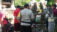 PETUGAS dan warga melihat palinggih yang dicongkel maling. Foto: adi PETUGAS dan warga melihat palinggih yang dicongkel maling. Foto: adi