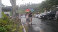 HUJAN jadi berkah jasa sewa payung di Taman Tirtagangga, Desa Ababi pada Minggu (27/12/2020). Foto: nad HUJAN jadi berkah jasa sewa payung di Taman Tirtagangga, Desa Ababi pada Minggu (27/12/2020). Foto: nad