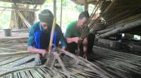 PERAJIN gedek di Banjar Cekeng, Desa Sulahan, Susut, Bangli. Belakangan ini banyak perajin beralih pekerjaan akibat lesunya pemasaran maupun minat masyarakat memakai bahan anyaman bambu tersebut. Foto: gia PERAJIN gedek di Banjar Cekeng, Desa Sulahan, Susut, Bangli. Belakangan ini banyak perajin beralih pekerjaan akibat lesunya pemasaran maupun minat masyarakat memakai bahan anyaman bambu tersebut. Foto: gia