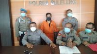 PERBEKEL Tamblang, Made Diarsa (pakai baju tahanan), saat dihadirkan di Mapolres Buleleng. Foto: rik PERBEKEL Tamblang, Made Diarsa (pakai baju tahanan), saat dihadirkan di Mapolres Buleleng. Foto: rik
