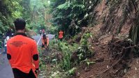 PETUGAS BPBD dibantu Damkar Kabupaten Gianyar mengevakuasi tanah longsor di Jalan Raya Bonjaka, Tegallalang. Foto: adi PETUGAS BPBD dibantu Damkar Kabupaten Gianyar mengevakuasi tanah longsor di Jalan Raya Bonjaka, Tegallalang. Foto: adi