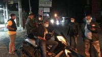 PETUGAS Polsek Ubud mengamankan motor pelaku trek-trekan di Jalan Raya Mas Ubud. Foto: ist PETUGAS Polsek Ubud mengamankan motor pelaku trek-trekan di Jalan Raya Mas Ubud. Foto: ist