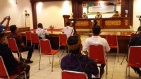 GTPP Covid-19 Kabupaten Tabanan bersama Direktur Poltrada Bali ketika menggelar jumpa pers di Ruang Rapat Kantor Bupati Tabanan, Kamis (3/12/2020). Foto: gap GTPP Covid-19 Kabupaten Tabanan bersama Direktur Poltrada Bali ketika menggelar jumpa pers di Ruang Rapat Kantor Bupati Tabanan, Kamis (3/12/2020). Foto: gap