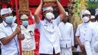 PJS Bupati Karangasem, I Wayan Serinah, turut ngayah saat upacara penyineban penyeeb Brahma di Pura Kiduling Kreteg, Desa Besakih, Kecamatan Rendang, Kamis (3/12/2020). Foto: ist PJS Bupati Karangasem, I Wayan Serinah, turut ngayah saat upacara penyineban penyeeb Brahma di Pura Kiduling Kreteg, Desa Besakih, Kecamatan Rendang, Kamis (3/12/2020). Foto: ist