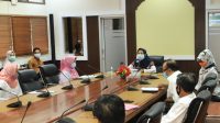 WAGUB NTB didampingi Asisten I Setda NTB saat memimpin rakor dengan jajaran Dinas Tenaga Kerja dan Transmigrasi menyikapi masalah buruh migran asal NTB, Kamis (3/12/2020). Foto: ist WAGUB NTB didampingi Asisten I Setda NTB saat memimpin rakor dengan jajaran Dinas Tenaga Kerja dan Transmigrasi menyikapi masalah buruh migran asal NTB, Kamis (3/12/2020). Foto: ist