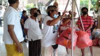 WARGA menukarkan sampah plastik dengan beras di Desa Batuan, Sukawati. Foto: adi WARGA menukarkan sampah plastik dengan beras di Desa Batuan, Sukawati. Foto: adi