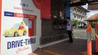 KEPALA UPTD Samsat Mengwi, I Made Ardana, saat memastikan layanan drive thru berjalan dengan optimal. Foto: nas KEPALA UPTD Samsat Mengwi, I Made Ardana, saat memastikan layanan drive thru berjalan dengan optimal. Foto: nas