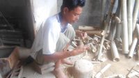 SANG Gede Jati, perajin sangkar burung asal Banjar Peninjoan, Tembuku, Bangli. Dia sangat berharap Pemkab Bangli mau memperhatikan nasibnya agar bisa bersaing dengan produk luar Bali. Foto: gia SANG Gede Jati, perajin sangkar burung asal Banjar Peninjoan, Tembuku, Bangli. Dia sangat berharap Pemkab Bangli mau memperhatikan nasibnya agar bisa bersaing dengan produk luar Bali. Foto: gia