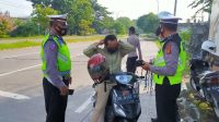 SATLANTAS Polres Klungkung membagikan masker gratis kepada pengguna jalan di simpang empat Lepang, Minggu (27/12/2020). Foto: ist SATLANTAS Polres Klungkung membagikan masker gratis kepada pengguna jalan di simpang empat Lepang, Minggu (27/12/2020). Foto: ist
