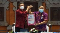 SERINAH pamitan kepada Forkopimda Karangasem dan seluruh kepala OPD Pemkab Karangasem setelah bertugas selama dua bulan sebagai Pjs Bupati Karangasem saat acara perpisahan di Aula Nawa Satya Dharma, Jumat (4/12/2020). Foto: ist SERINAH pamitan kepada Forkopimda Karangasem dan seluruh kepala OPD Pemkab Karangasem setelah bertugas selama dua bulan sebagai Pjs Bupati Karangasem saat acara perpisahan di Aula Nawa Satya Dharma, Jumat (4/12/2020). Foto: ist