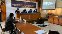 SIDANG DKPP atas teradu Ketua Bawaslu Bangli, Nengah Purna, digelar secara virtual karena teradu berstatus reaktif saat tes cepat Covid-19, Senin (21/12/2020). Foto: hen SIDANG DKPP atas teradu Ketua Bawaslu Bangli, Nengah Purna, digelar secara virtual karena teradu berstatus reaktif saat tes cepat Covid-19, Senin (21/12/2020). Foto: hen