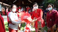 PENYERAHAN bantuan paket sembako tahap III kepada kader PKK desa di Gianyar, Kamis (17/12/2020). Foto: adi PENYERAHAN bantuan paket sembako tahap III kepada kader PKK desa di Gianyar, Kamis (17/12/2020). Foto: adi