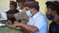 BUPATI Suwirta melakukan pengukuhan awig-awig Desa Adat Tribuana Sekar Sari, awig-awig Desa Adat Sakti, dan awig - awig Desa Adat Panca Sakti di Kecamatan Nusa Penida, Kamis (3/12/2020) di GOR Nusa Penida. Foto: ist BUPATI Suwirta melakukan pengukuhan awig-awig Desa Adat Tribuana Sekar Sari, awig-awig Desa Adat Sakti, dan awig - awig Desa Adat Panca Sakti di Kecamatan Nusa Penida, Kamis (3/12/2020) di GOR Nusa Penida. Foto: ist