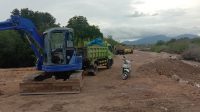 TAMPAK alat berat berada di kawasan pinggir pantai untuk mengeruk lahan pasir putih di desa Pejarakan, Buleleng. Foto: ist TAMPAK alat berat berada di kawasan pinggir pantai untuk mengeruk lahan pasir putih di desa Pejarakan, Buleleng. Foto: ist