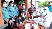 TES cepat gratis untuk kaum perempuan di Desa Tulikup. Foto: adi TES cepat gratis untuk kaum perempuan di Desa Tulikup. Foto: adi