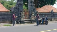 ANGGOTA Polsek Baturiti saat melakukan rekonstruksi awal atas laporan kejadian kehilangan uang tunai Rp94.188.000, di Banjar Abianluang, Desa/Kecamatan Baturiti, Tabanan. Foto: ist ANGGOTA Polsek Baturiti saat melakukan rekonstruksi awal atas laporan kejadian kehilangan uang tunai Rp94.188.000, di Banjar Abianluang, Desa/Kecamatan Baturiti, Tabanan. Foto: ist