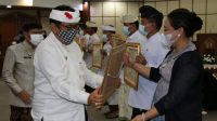 PEMKAB Tabanan mendapatkan penghargaan dari Kemenkumham RI sebagai kabupaten peduli HAM. Penghargaan tersebut diserahkan Wagub Bali Cok Ace kepada Bupati Tabanan Ni Putu Eka Wiryastuti, Senin (14/12/2020). Foto: ist PEMKAB Tabanan mendapatkan penghargaan dari Kemenkumham RI sebagai kabupaten peduli HAM. Penghargaan tersebut diserahkan Wagub Bali Cok Ace kepada Bupati Tabanan Ni Putu Eka Wiryastuti, Senin (14/12/2020). Foto: ist