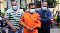 DEWA Swela, tersangka pencurian sejumlah perhiasan emas saat digiring anggota polisi di Mapolres Buleleng. Foto: rik DEWA Swela, tersangka pencurian sejumlah perhiasan emas saat digiring anggota polisi di Mapolres Buleleng. Foto: rik