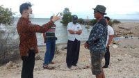 WARGA Desa Pejarakan mengecek kondisi pantai pasir putih yang ada di desanya