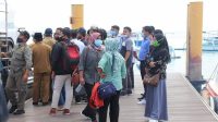 SEJUMLAH wisatawan domestik tengah menunggu antrian di Pelabuhan Bangsal, Pemenang KLU menuju kawasan Gili Trawangan. Foto: rul SEJUMLAH wisatawan domestik tengah menunggu antrian di Pelabuhan Bangsal, Pemenang KLU menuju kawasan Gili Trawangan. Foto: rul