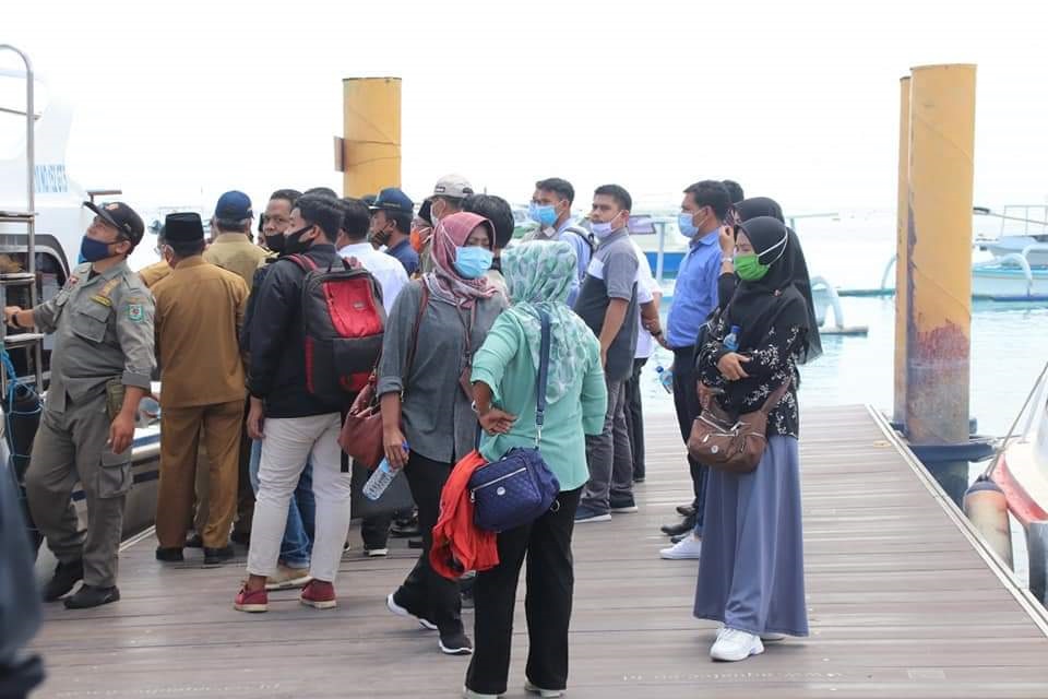 SEJUMLAH wisatawan domestik tengah menunggu antrian di Pelabuhan Bangsal, Pemenang KLU menuju kawasan Gili Trawangan. Foto: rul