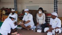 WABUP Kasta memberi dana punia saat pujawali di Pura Dalem Tangkup, Desa Adat Sengkiding, Kecamatan Banjarangkan, Selasa (15/12/2020). Foto: ist WABUP Kasta memberi dana punia saat pujawali di Pura Dalem Tangkup, Desa Adat Sengkiding, Kecamatan Banjarangkan, Selasa (15/12/2020). Foto: ist
