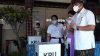 ambara nyoblos NGURAH Ambara didampingi istrinya saat menggunakan hak pilihnya di TPS 11. Foto: gus alit
