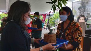 KASEK Made Sukarini menerima bantuan bibit pohon mangga dari istri Menteri Pertanian, Drg. Hj. Ayunsri Syahrul Yasin Limpo. Foto: ist
