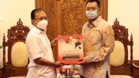 GUBERNUR Koster saat menerima Gubernur NTB, Zulkieflimansyah, di Rumah Jabatan Jaya Sabha, Denpasar pada Sabtu (19/12/2020) malam. Foto: ist GUBERNUR Koster saat menerima Gubernur NTB, Zulkieflimansyah, di Rumah Jabatan Jaya Sabha, Denpasar pada Sabtu (19/12/2020) malam. Foto: ist