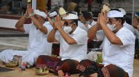 WAWALI Jaya Negara melaksanakan persembahyangan saat menghadiri upacara pedudusan dan mepahayu di Pura Thirta Harum Desa Pakraman Serangan, Selasa (15/12/2020). Foto: ist WAWALI Jaya Negara melaksanakan persembahyangan saat menghadiri upacara pedudusan dan mepahayu di Pura Thirta Harum Desa Pakraman Serangan, Selasa (15/12/2020). Foto: ist