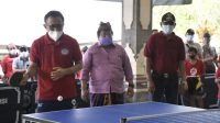 WAKIL Wali Kota Denpasar, IGN Jaya Negara, saat membuka kejuaraan Tenis Meja Jaya Laksana Cup 1, ditandai dengan pemukulan bola bersama salah satu peserta di Balai Banjar Benbiu, Desa Peguyangan Kaja, Denut, Sabtu (19/12/2020). Foto: ist WAKIL Wali Kota Denpasar, IGN Jaya Negara, saat membuka kejuaraan Tenis Meja Jaya Laksana Cup 1, ditandai dengan pemukulan bola bersama salah satu peserta di Balai Banjar Benbiu, Desa Peguyangan Kaja, Denut, Sabtu (19/12/2020). Foto: ist