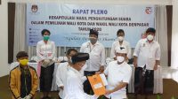 KETUA KPU Denpasar, I Wayan Arsajaya, memberi salinan rekapitulasi suara Pilkada Denpasar kepada Suteja Kumara selaku Ketua Tim Pemenangan Jaya Wibawa, Rabu (16/12/2020). Foto: hen KETUA KPU Denpasar, I Wayan Arsajaya, memberi salinan rekapitulasi suara Pilkada Denpasar kepada Suteja Kumara selaku Ketua Tim Pemenangan Jaya Wibawa, Rabu (16/12/2020). Foto: hen
