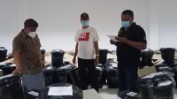 cek distribusi APD KETUA KPU Bali, I Dewa Agung Gede Lidartawan (kiri), memeriksa APD yang disimpan di desa sebelum didistribusikan ke TPS, Kamis (3/12/2020). Foto: Ist