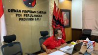 cokorda gede agung COKORDA Gede Agung saat memantau perolehan suara paslon PDIP di Pilkada 2020 melalui sambungan daring dengan tim di enam kabupaten/kota di Bali, Rabu (9/12/2020). Foto: gus hendra