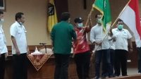 GRAHA Wicaksana, (tengah) menerima pataka PSSI seuasi terpilih sebagai Ketum Askab PSSI Badung. Foto: nar GRAHA Wicaksana, (tengah) menerima pataka PSSI seuasi terpilih sebagai Ketum Askab PSSI Badung. Foto: nar